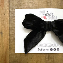 IZZY BOW | Classic Black Velvet