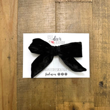 IZZY BOW | Classic Black Velvet
