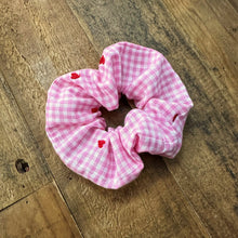 SCRUNCHIE | Embroidered Hearts