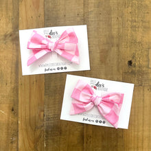 IZZY BOW | Pink Chess