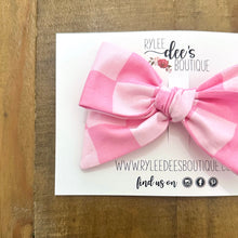 IZZY BOW | Pink Chess